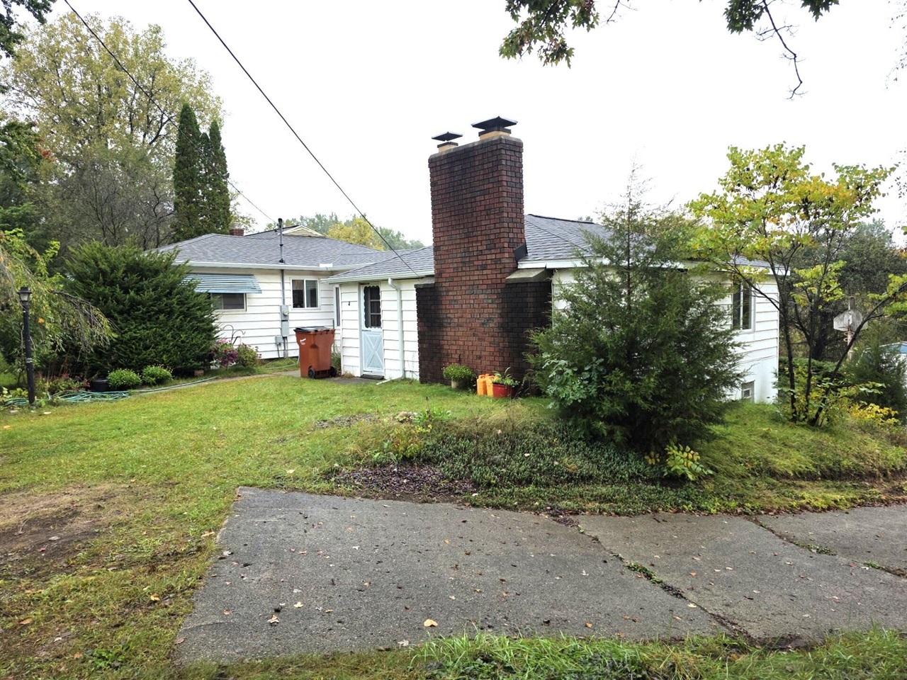 Photo 3 of Single family home for sale at 916 Lincoln Lake Ave, Lowell, MI 49331 | MLS# 70562537 | Listing updated on 2026-10-05