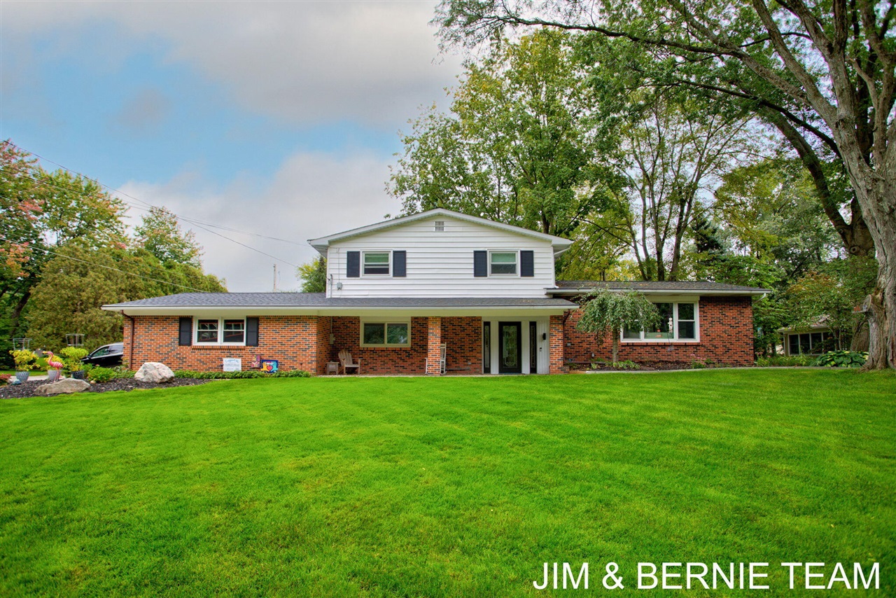 Photo 1 of Single family home for sale at 500 Greenbrier Dr, Grand Rapids, MI 49546 | MLS# 70562652 | Listing updated on 2026-10-06