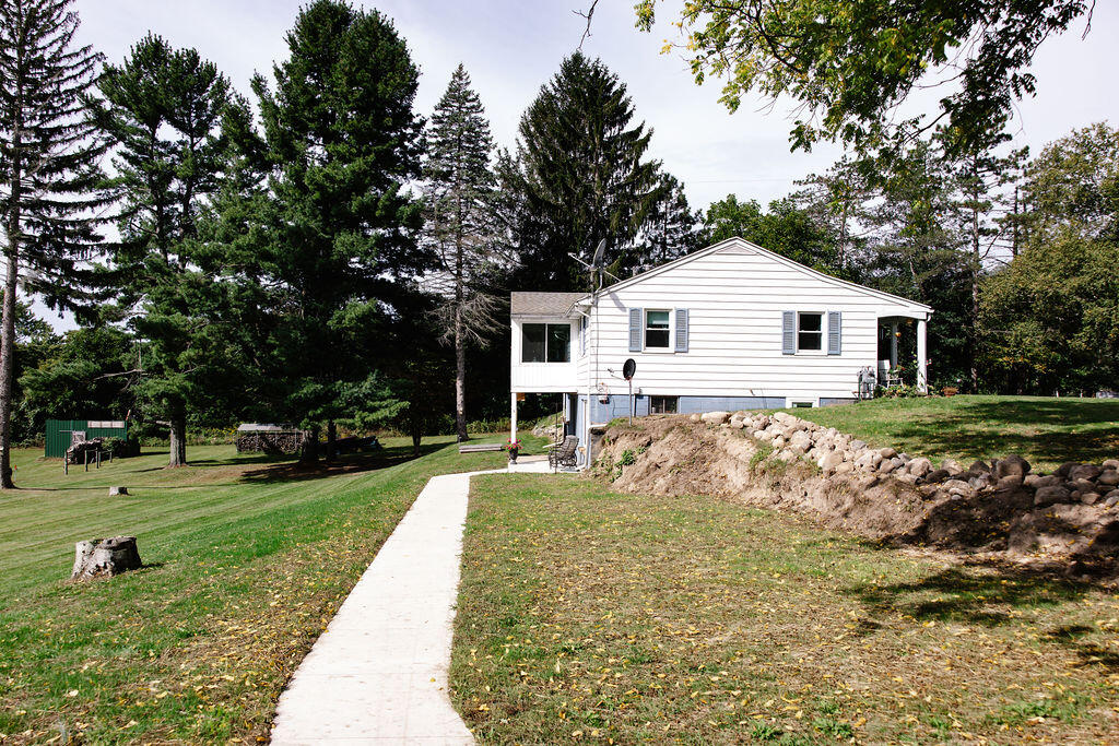 Photo 4 of Single family home for sale at 410 20 Mile Rd, Cedar Springs, MI 49319 | MLS# 70562683 | Listing updated on 2026-10-07