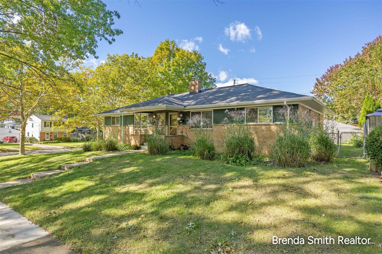 Photo 2 of Multi family home for sale at 935 Kentwood Dr, Grand Rapids, MI 49505 | MLS# 70562770 | Listing updated on 2026-10-07