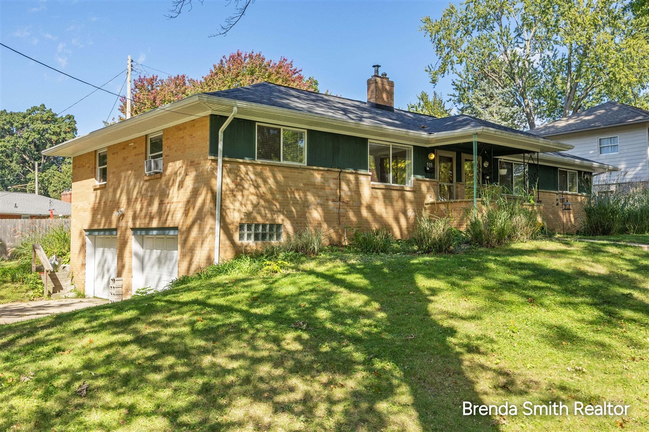 Photo 3 of Multi family home for sale at 935 Kentwood Dr, Grand Rapids, MI 49505 | MLS# 70562770 | Listing updated on 2026-10-07