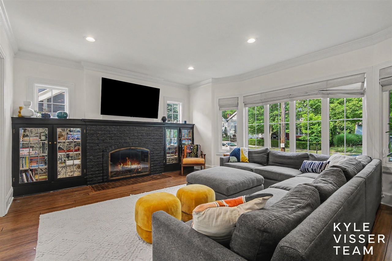 Photo 2 of Single family home for sale at 560 Laurel Ave, Grand Rapids, MI 49506 | MLS# 70562880 | Listing updated on 2026-10-07