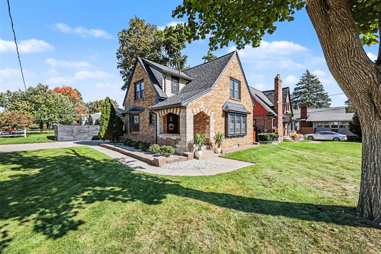 Photo 2 of Single family home for sale at 601 3 Mile Rd, Grand Rapids, MI 49505 | MLS# 70563011 | Listing updated on 2026-10-08