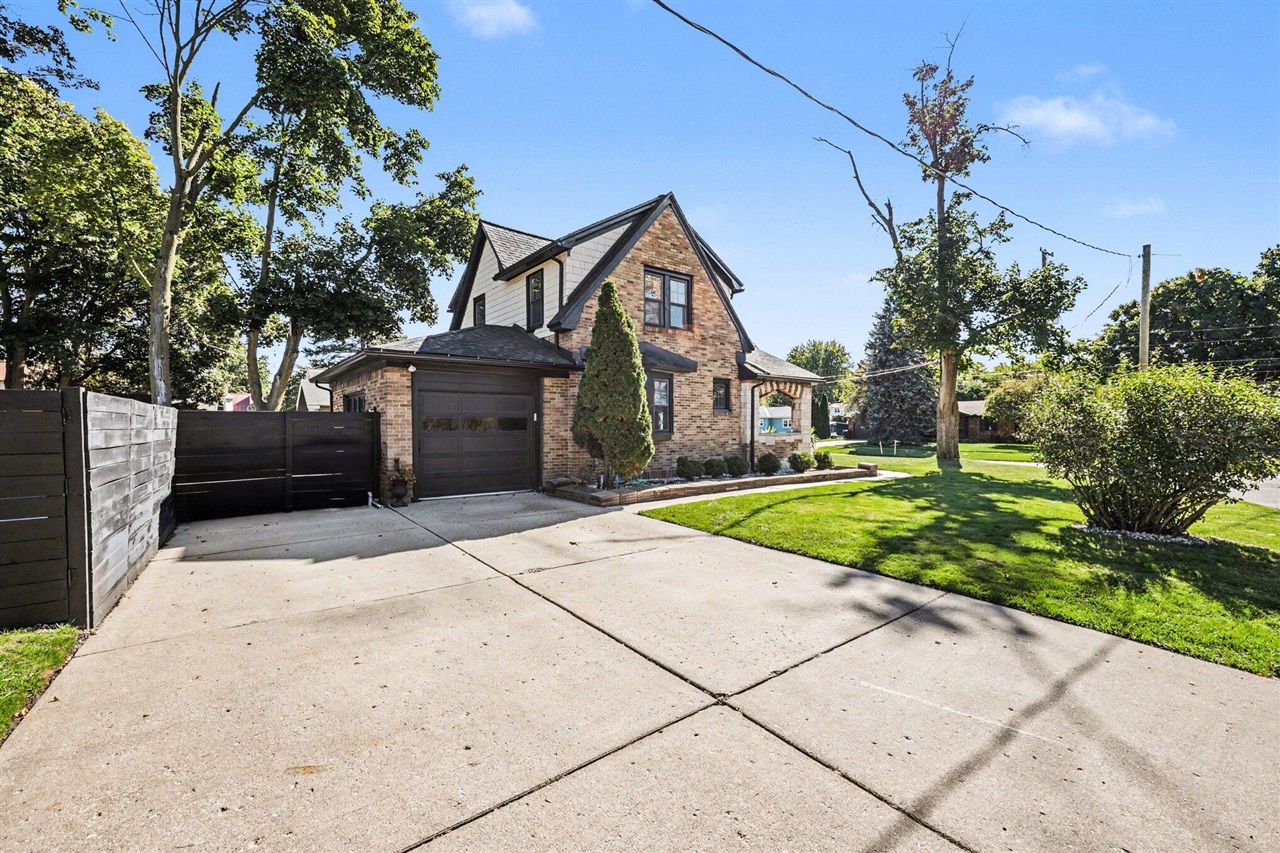 Photo 3 of Single family home for sale at 601 3 Mile Rd, Grand Rapids, MI 49505 | MLS# 70563011 | Listing updated on 2026-10-08