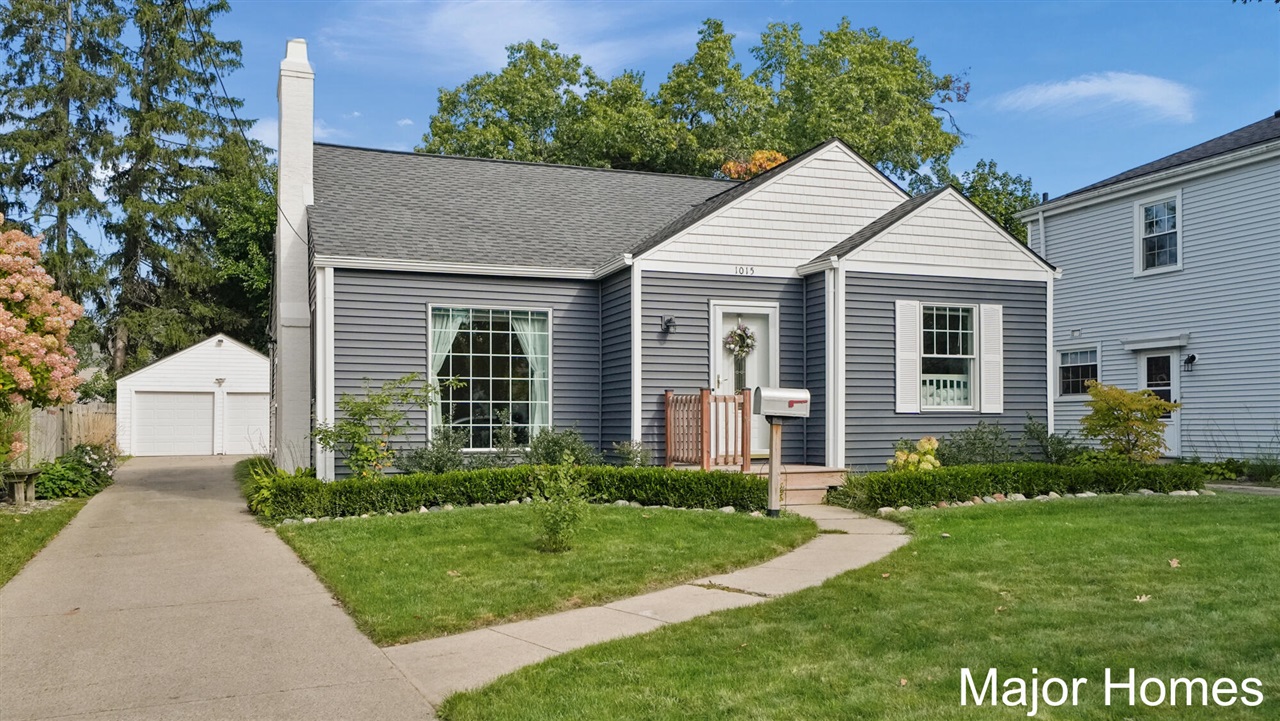 Single family home for sale at 1015 Alger St, Grand Rapids, MI 49507 | MLS# 70563048