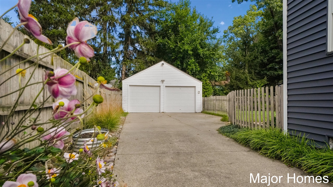 Photo 2 of Single family home for sale at 1015 Alger St, Grand Rapids, MI 49507 | MLS# 70563048 | Listing updated on 2026-10-08