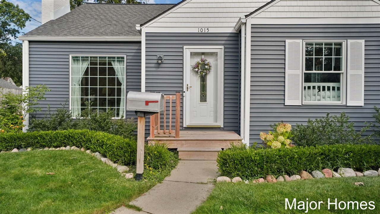 Photo 3 of Single family home for sale at 1015 Alger St, Grand Rapids, MI 49507 | MLS# 70563048 | Listing updated on 2026-10-08