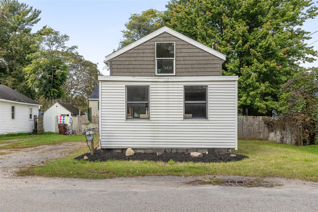 Photo 3 of Single family home for sale at 11921 Roxbury Dr, Sparta, MI 49345 | MLS# 70563124 | Listing updated on 2026-10-08