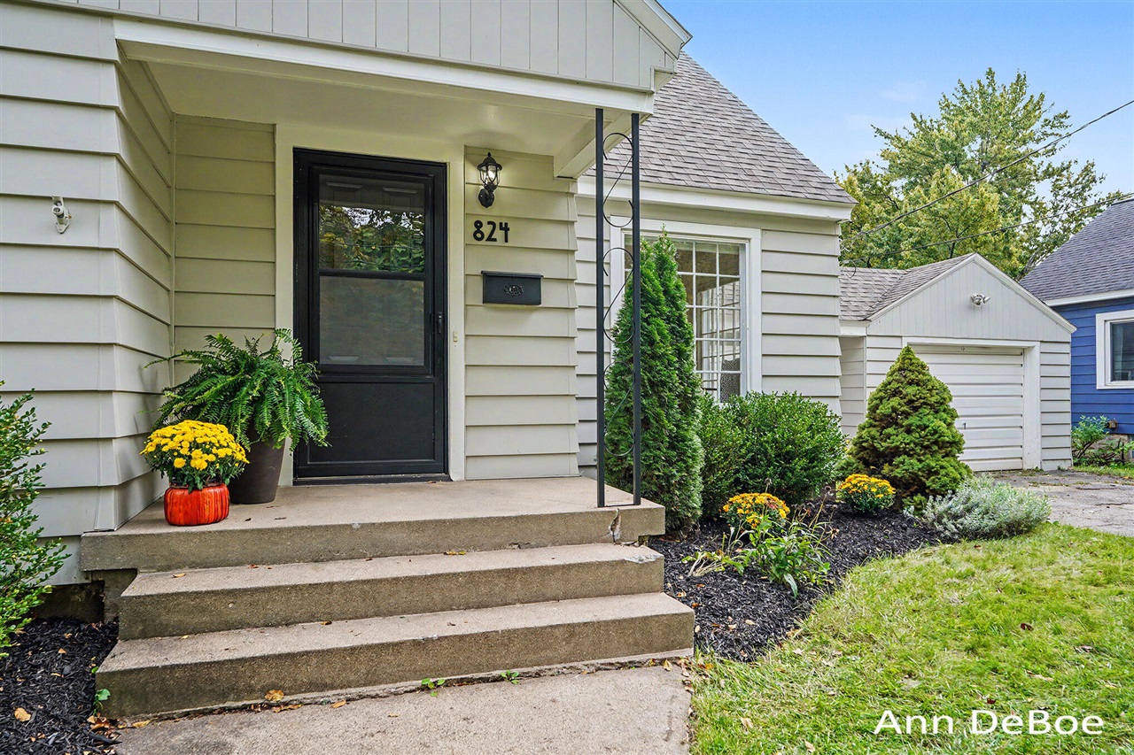 Photo 2 of Single family home for sale at 824 Union Ave, Grand Rapids, MI 49503 | MLS# 70563191 | Listing updated on 2026-10-08
