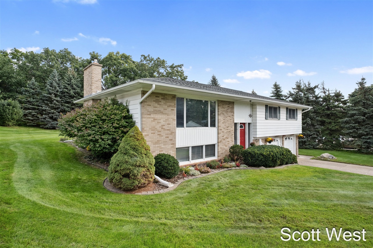 Photo 3 of Single family home for sale at 1645 Waldorf St, Grand Rapids, MI 49544 | MLS# 70563241 | Listing updated on 2026-10-08