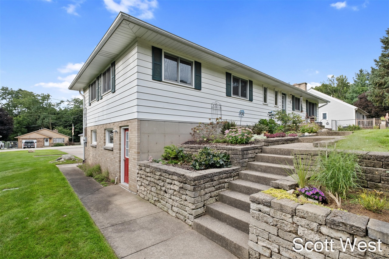 Photo 3 of Single family home for sale at 1645 Waldorf St, Grand Rapids, MI 49544 | MLS# 70563241 | Listing updated on 2026-10-08