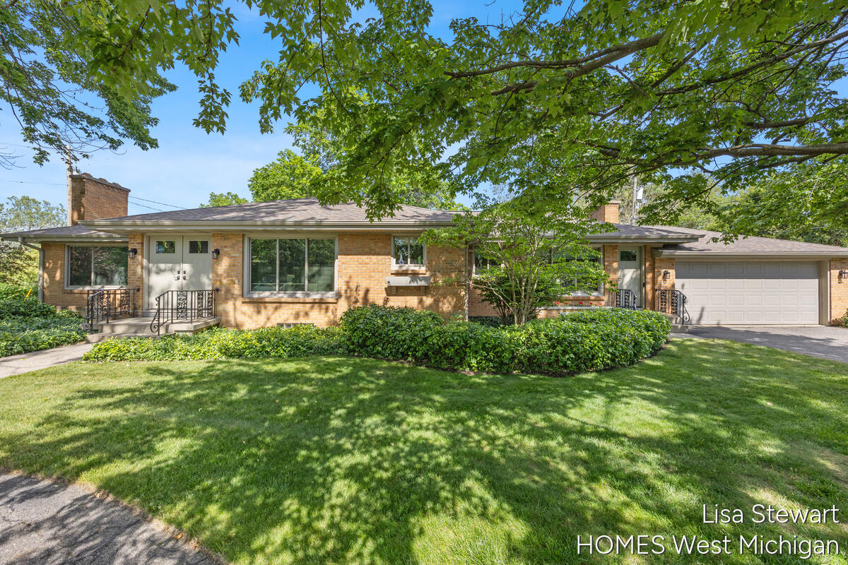 Single family home for sale at 1410 Woodcliff Dr, Grand Rapids, MI 49506 | MLS# 70563256