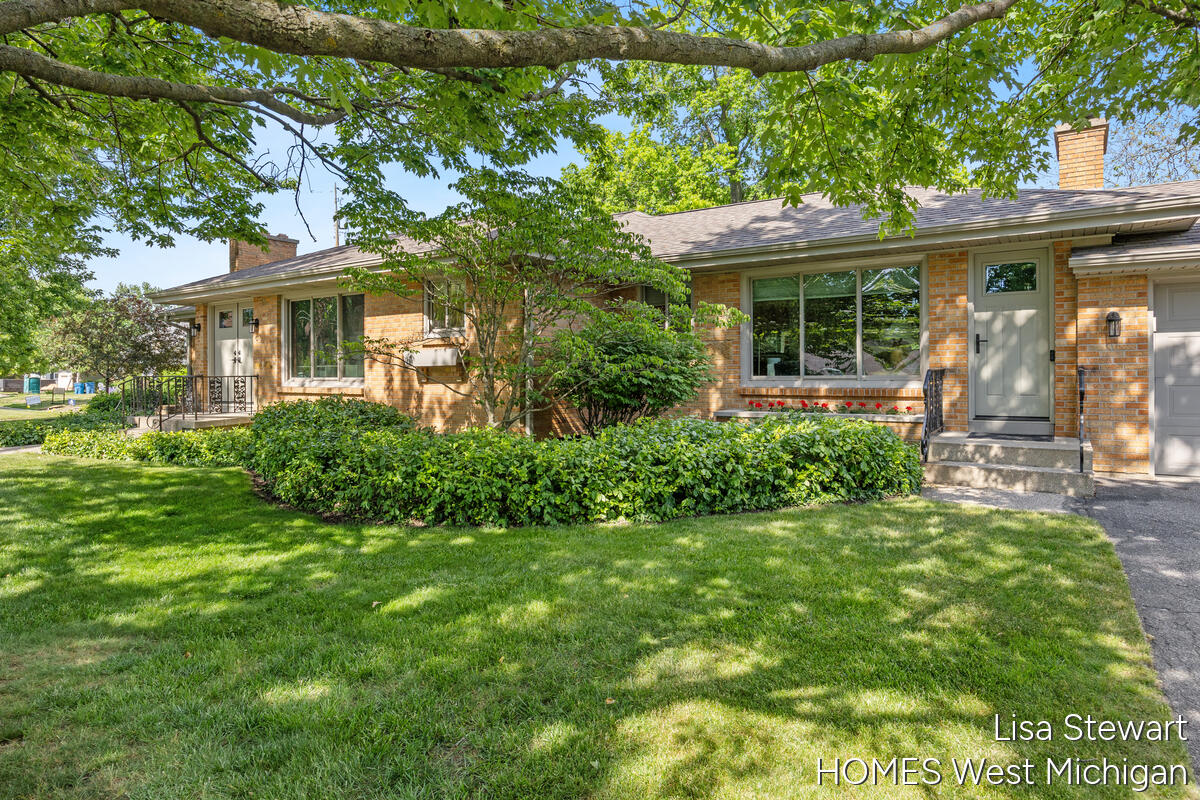 Photo 2 of Single family home for sale at 1410 Woodcliff Dr, Grand Rapids, MI 49506 | MLS# 70563256 | Listing updated on 2026-10-08