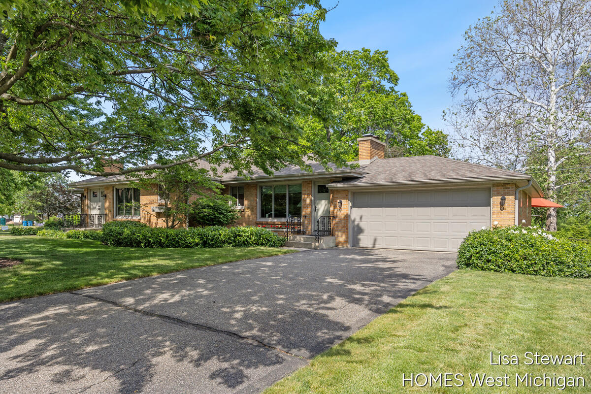 Photo 3 of Single family home for sale at 1410 Woodcliff Dr, Grand Rapids, MI 49506 | MLS# 70563256 | Listing updated on 2026-10-08