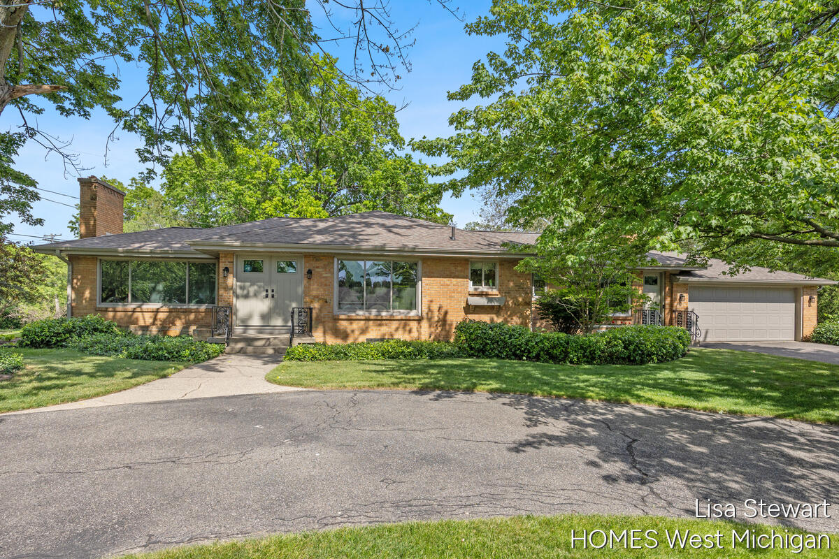 Photo 3 of Single family home for sale at 1410 Woodcliff Dr, Grand Rapids, MI 49506 | MLS# 70563256 | Listing updated on 2026-10-08