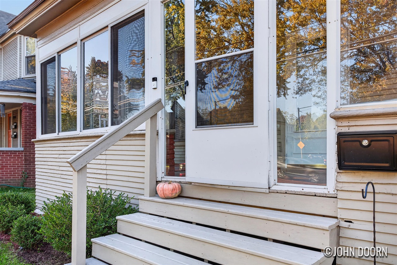 Photo 3 of Single family home for sale at 1318 Wealthy St, Grand Rapids, MI 49506 | MLS# 70563282 | Listing updated on 2026-10-08