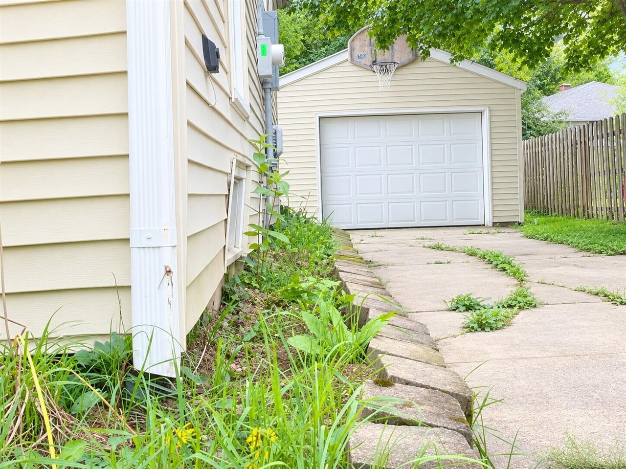 Photo 2 of Single family home for sale at 1822 Mayfair Dr, Grand Rapids, MI 49503 | MLS# 70563363 | Listing updated on 2026-10-09