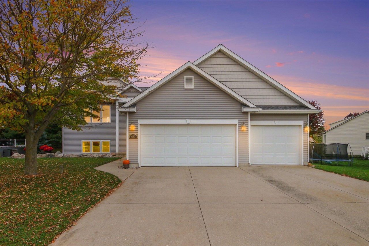 Photo 2 of Single family home for sale at 6187 Sheldon Dr, Hudsonville, MI 49426 | MLS# 70565032 | Listing updated on 2026-10-21