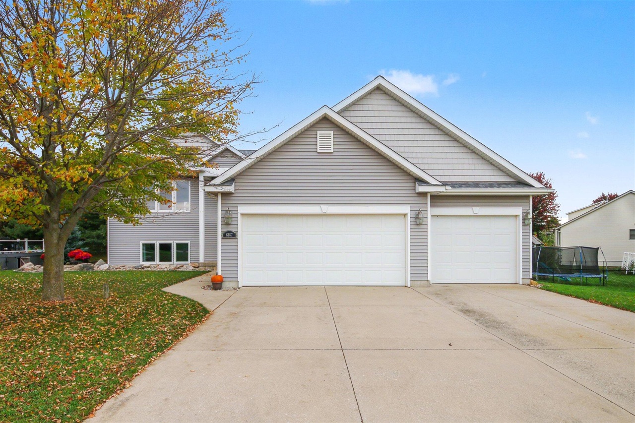 Photo 3 of Single family home for sale at 6187 Sheldon Dr, Hudsonville, MI 49426 | MLS# 70565032 | Listing updated on 2026-10-21