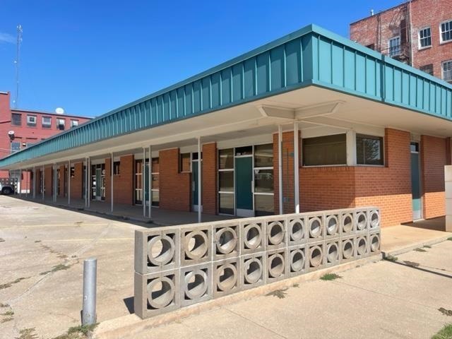 118 S 1St St, Blackwell, OK 74631