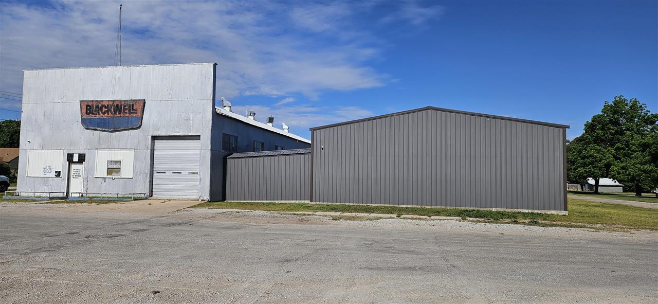417 N 1St St, Blackwell, OK 74631