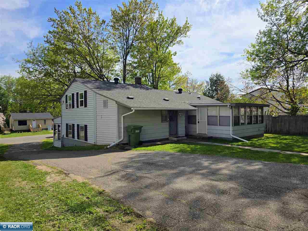 1013 W 47th St, Hibbing, MN 55746 Listing Photo  3
