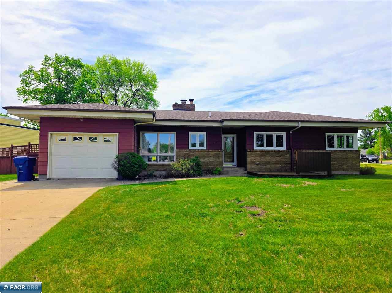 302 N Inner Dr, Hibbing, MN 55746 Listing Photo  1