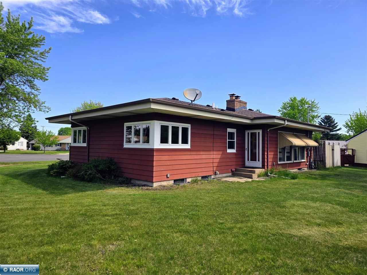 302 N Inner Dr, Hibbing, MN 55746 Listing Photo  2