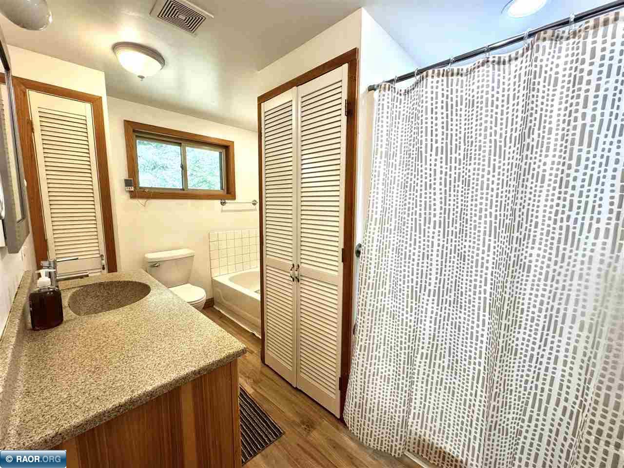 8128 Long Lake Rd