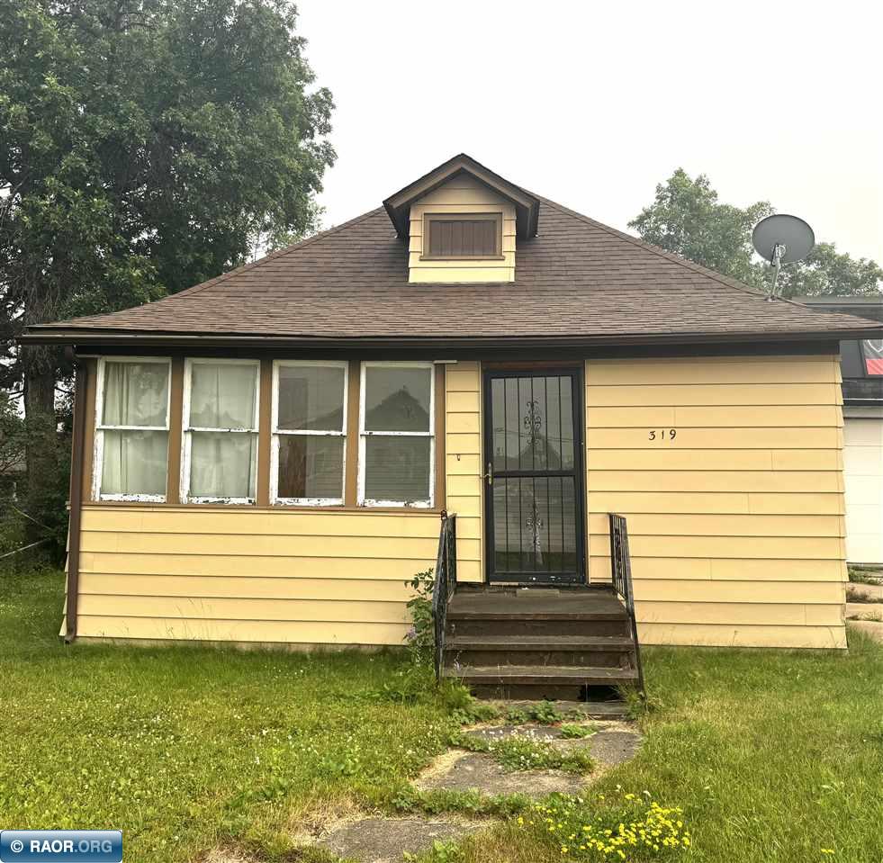 Adorable 2 bed, 1.25 bath bungalow ready for it's next owner. Many updates throughout including, flooring, cabinets, countertops, paint, and bathroom. Enclosed porches in the front & back, storage shed & low maintenance lawn. Close to parks, school & local restaurants. Schedule your showing today!