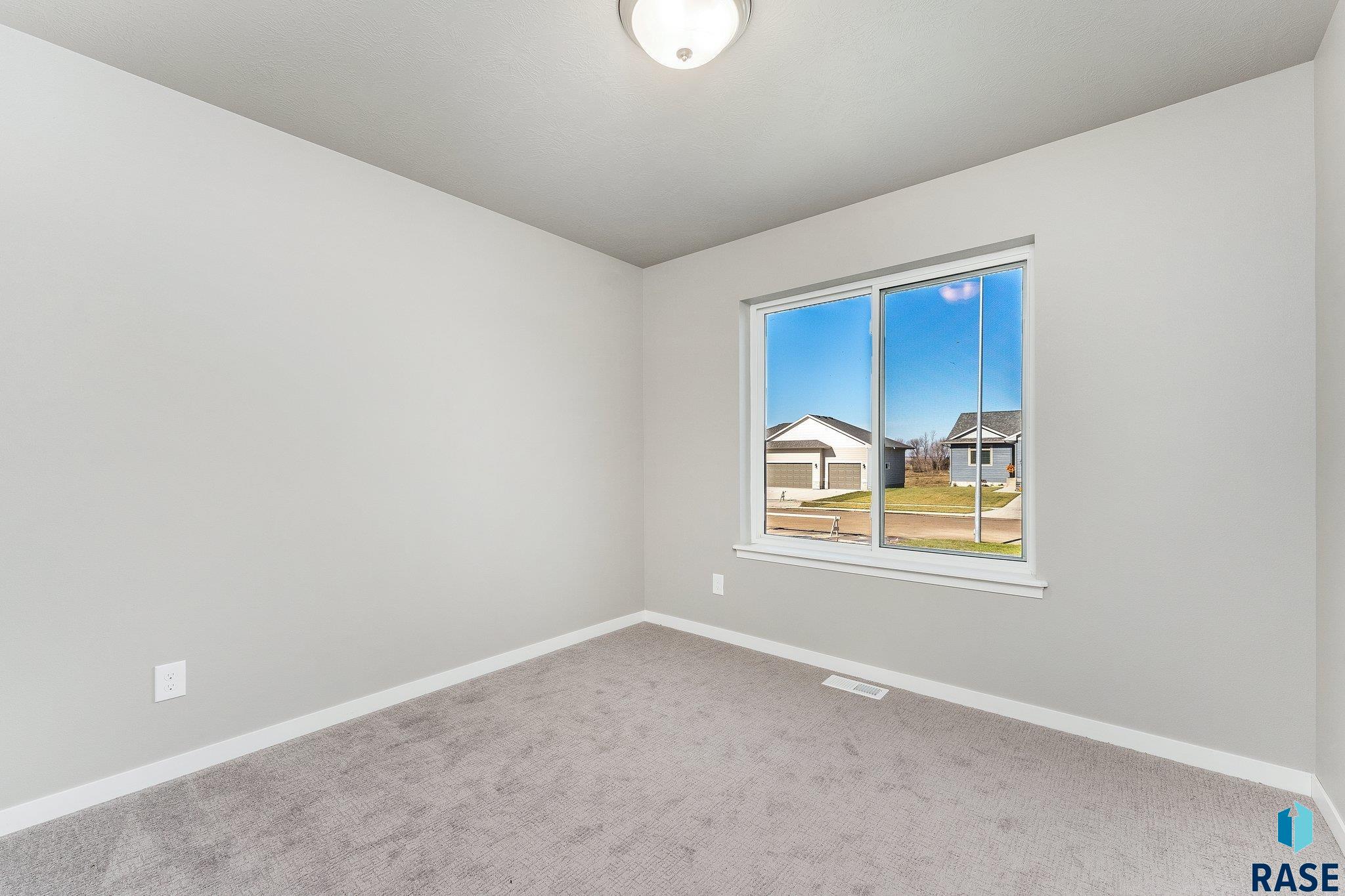 1712 Concord Dr, Sioux Falls