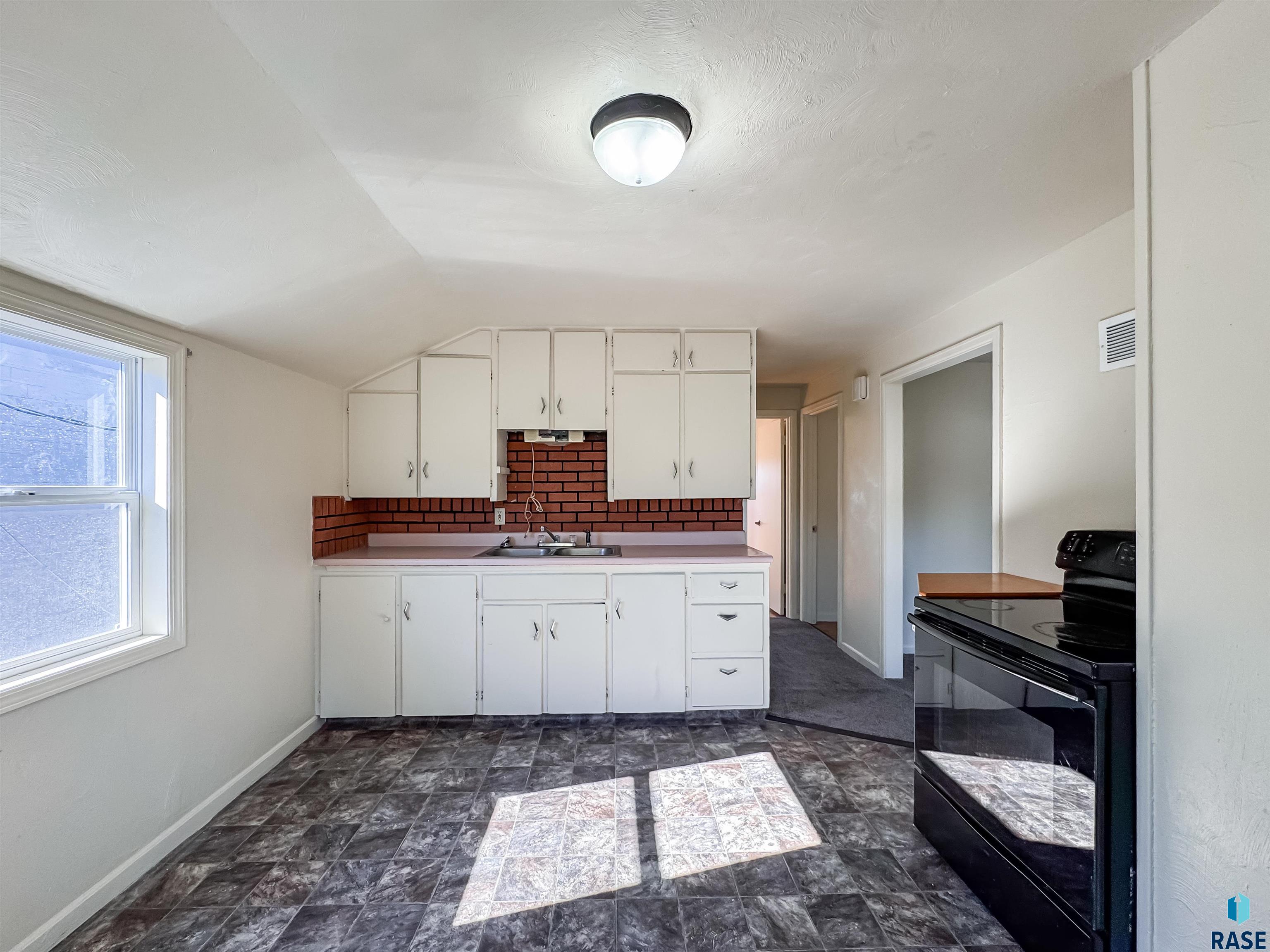 1221 E 12th St Street