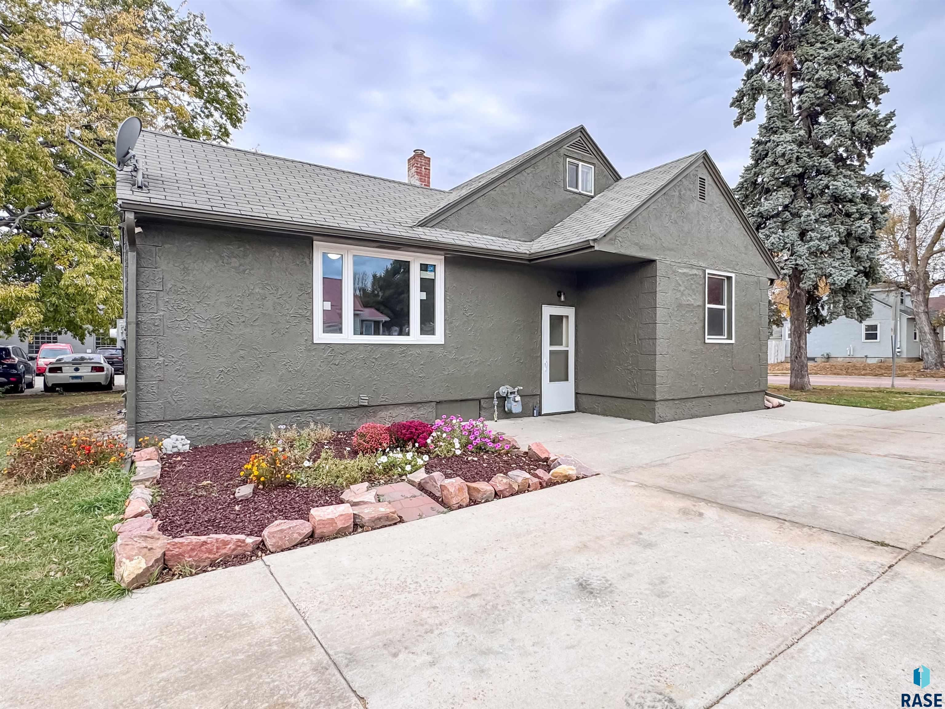 1221 E 12th St Street