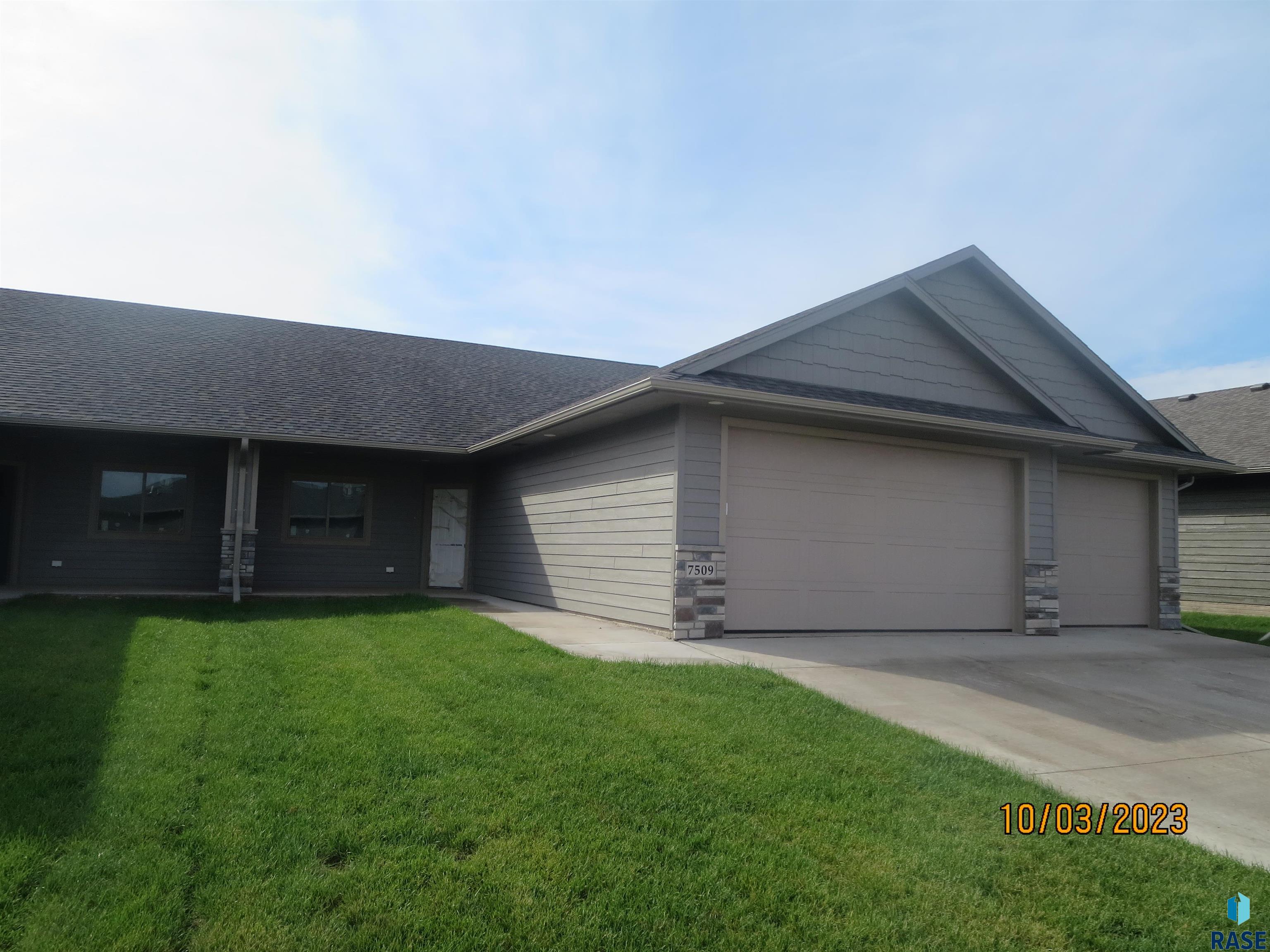 7509 W Flowerfield Pl, Sioux Falls