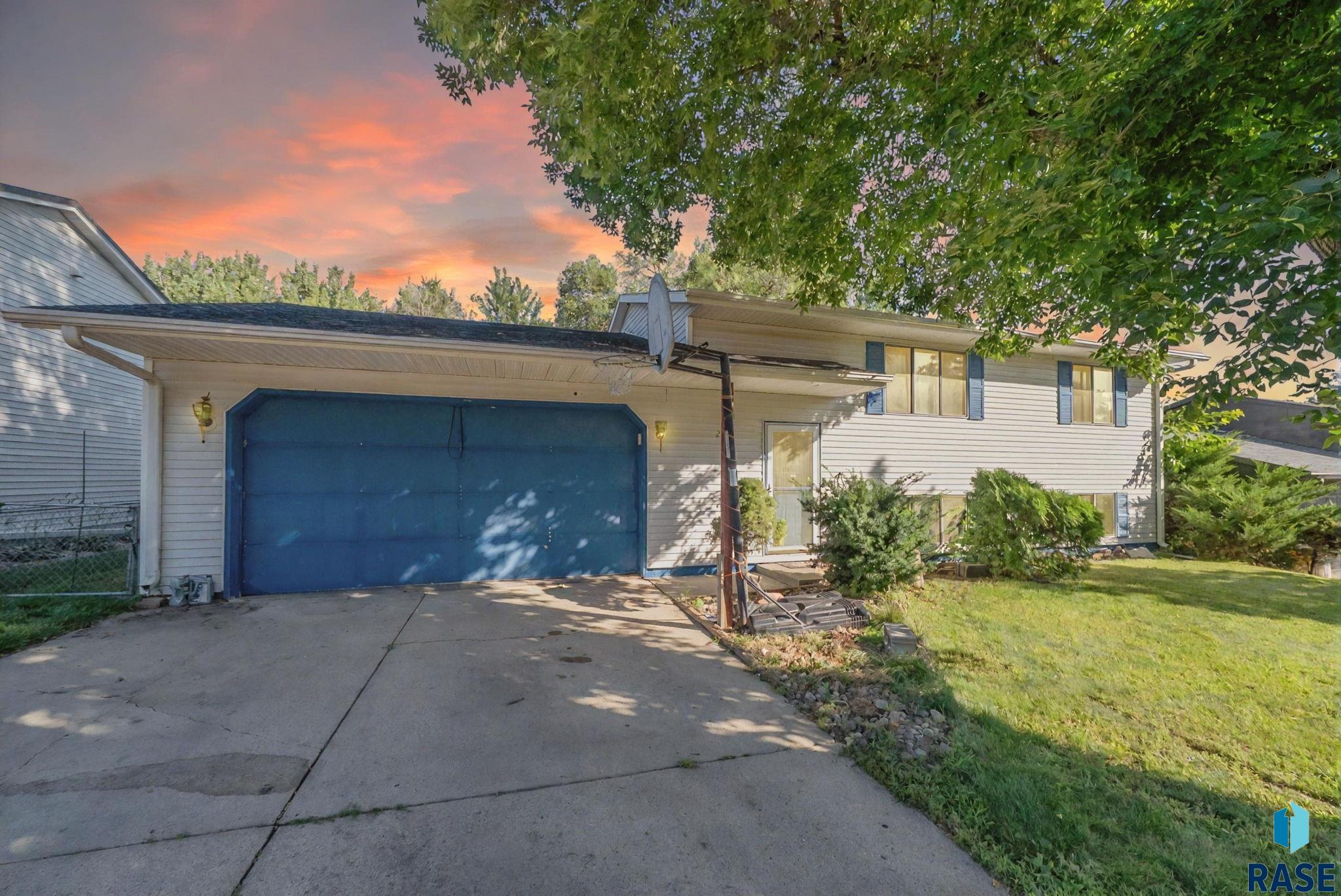 2012 E Tracy Ln, Sioux Falls