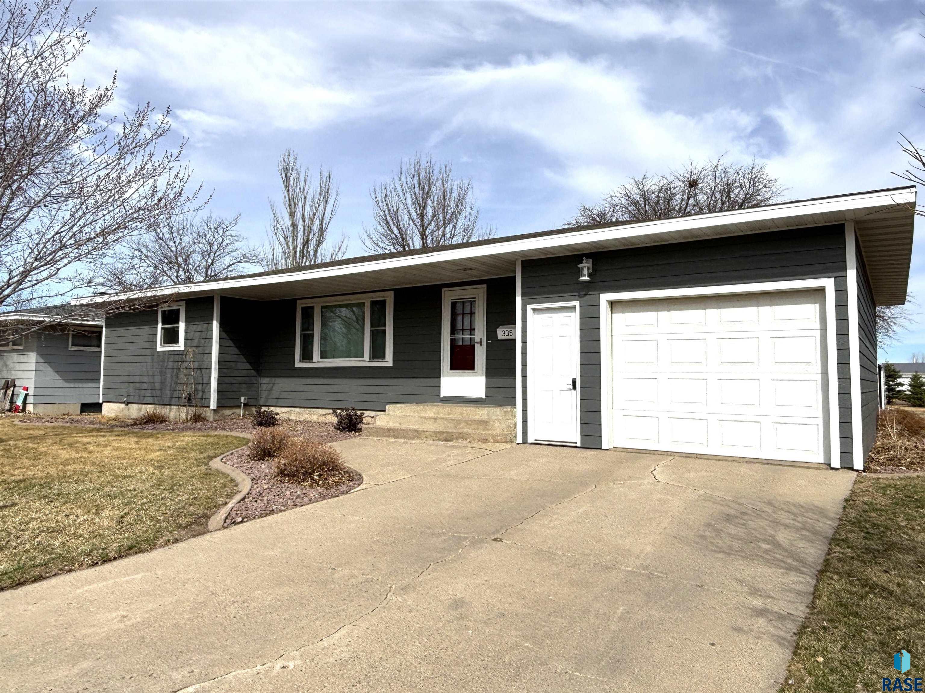 335 E 9th St Street
