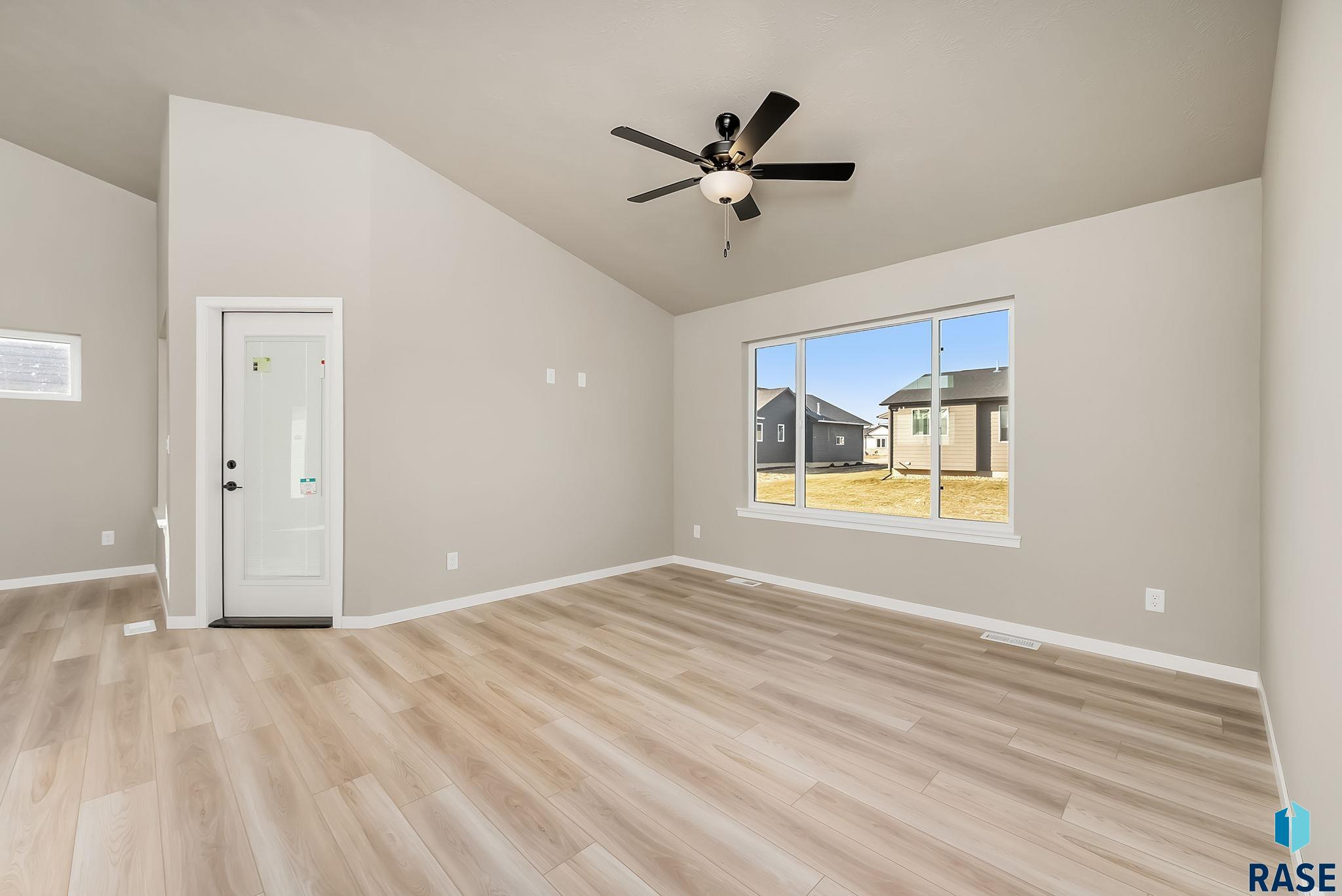 905 Main St, Lennox