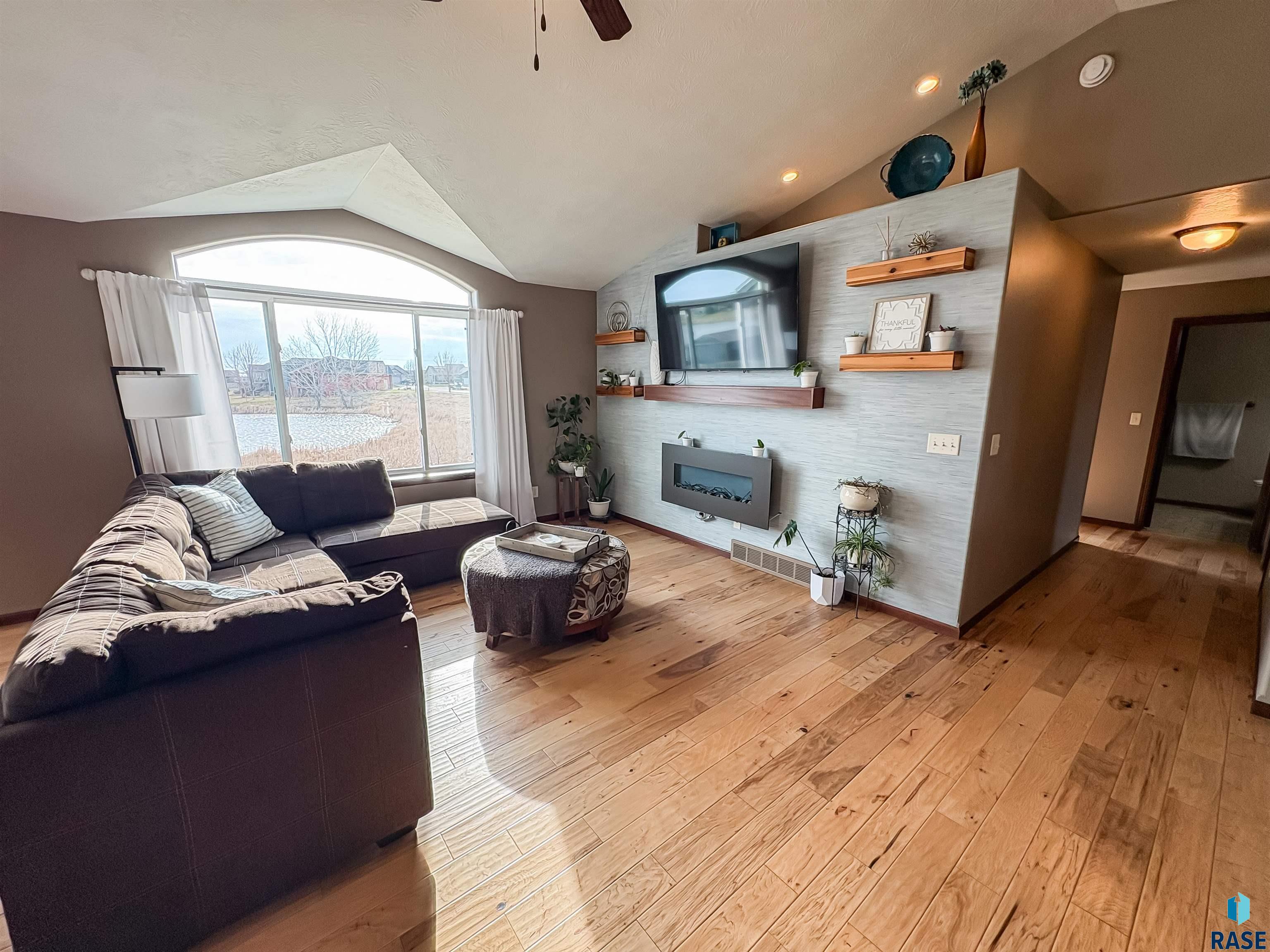 1100 S Maria Ave Avenue