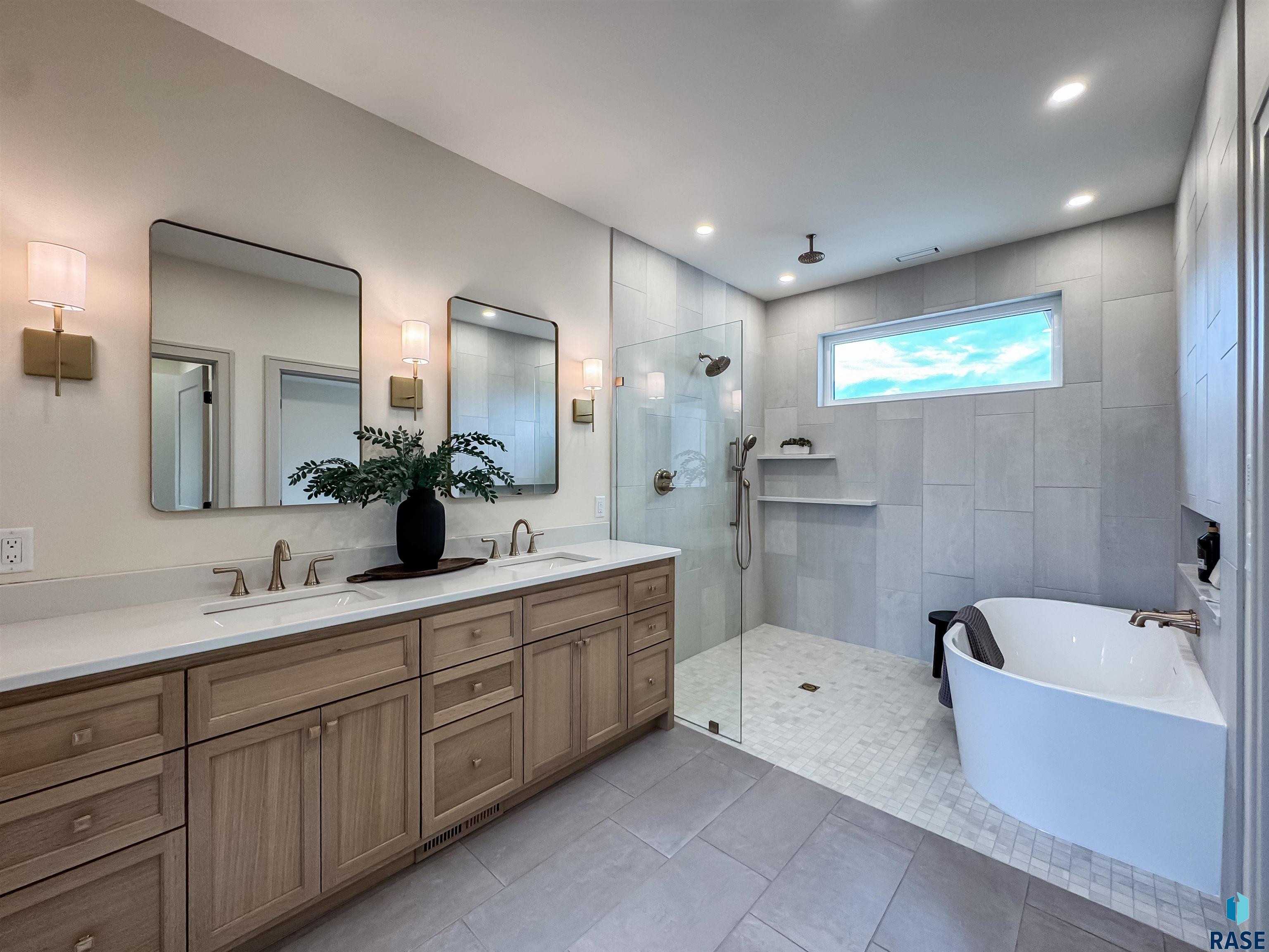 705 N Sapphire Cir Circle