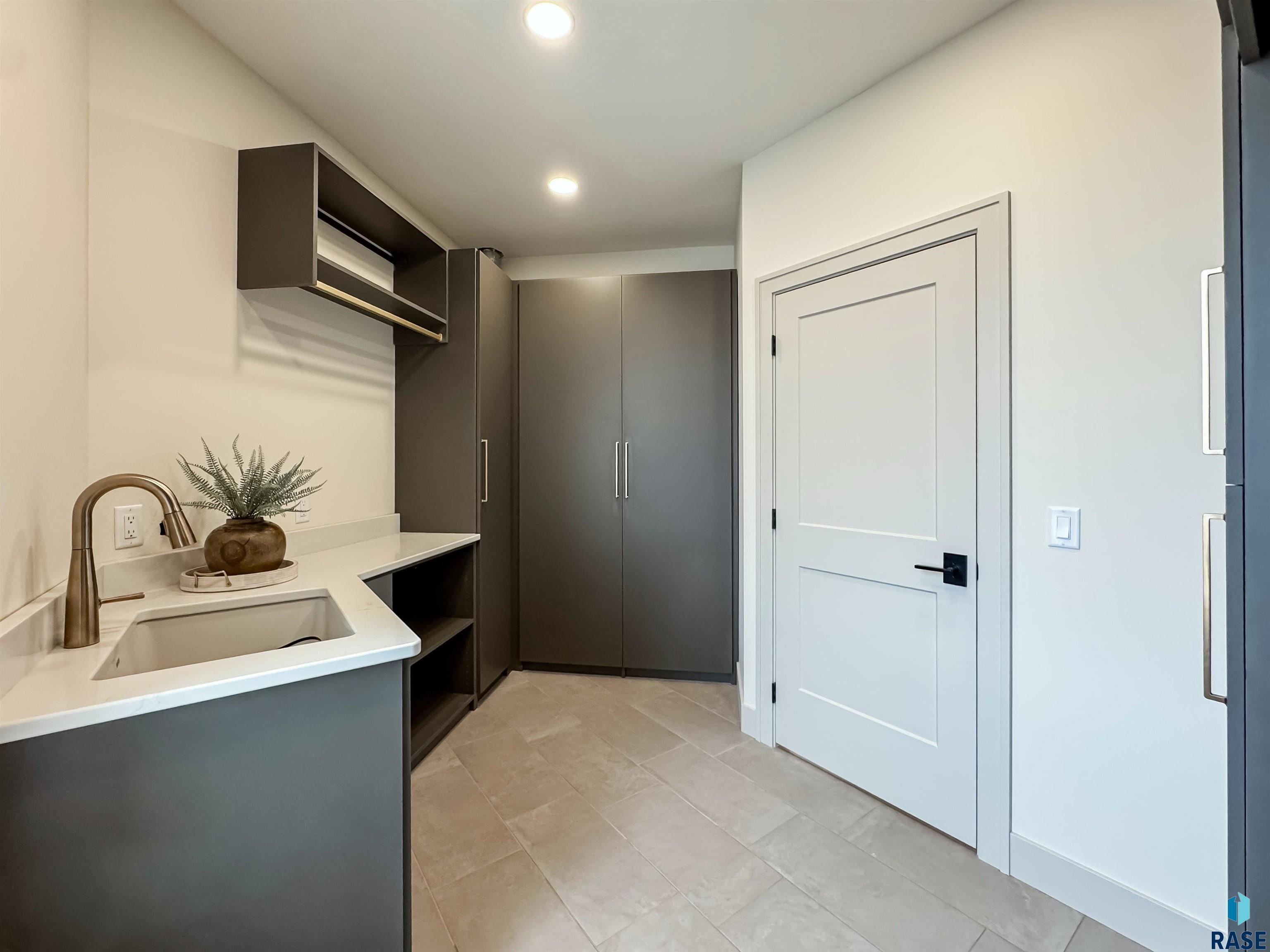 705 N Sapphire Cir Circle