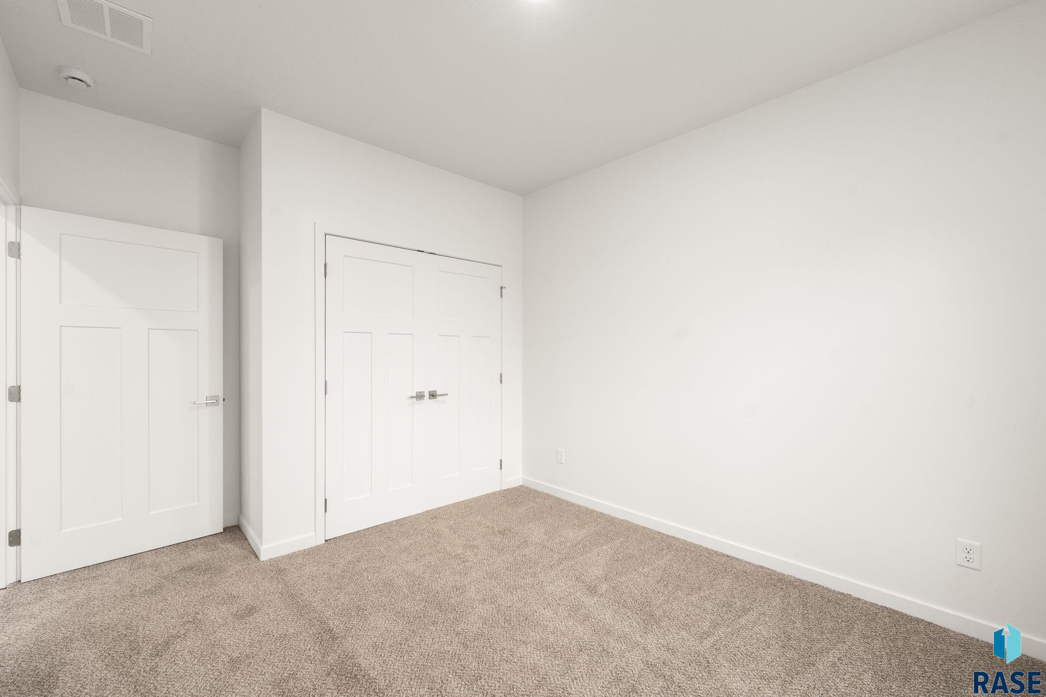 7240 Waters Edge Pl, Sioux Falls