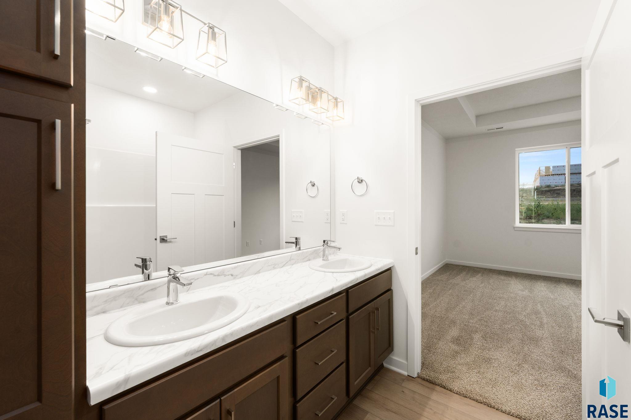 7240 Waters Edge Pl, Sioux Falls