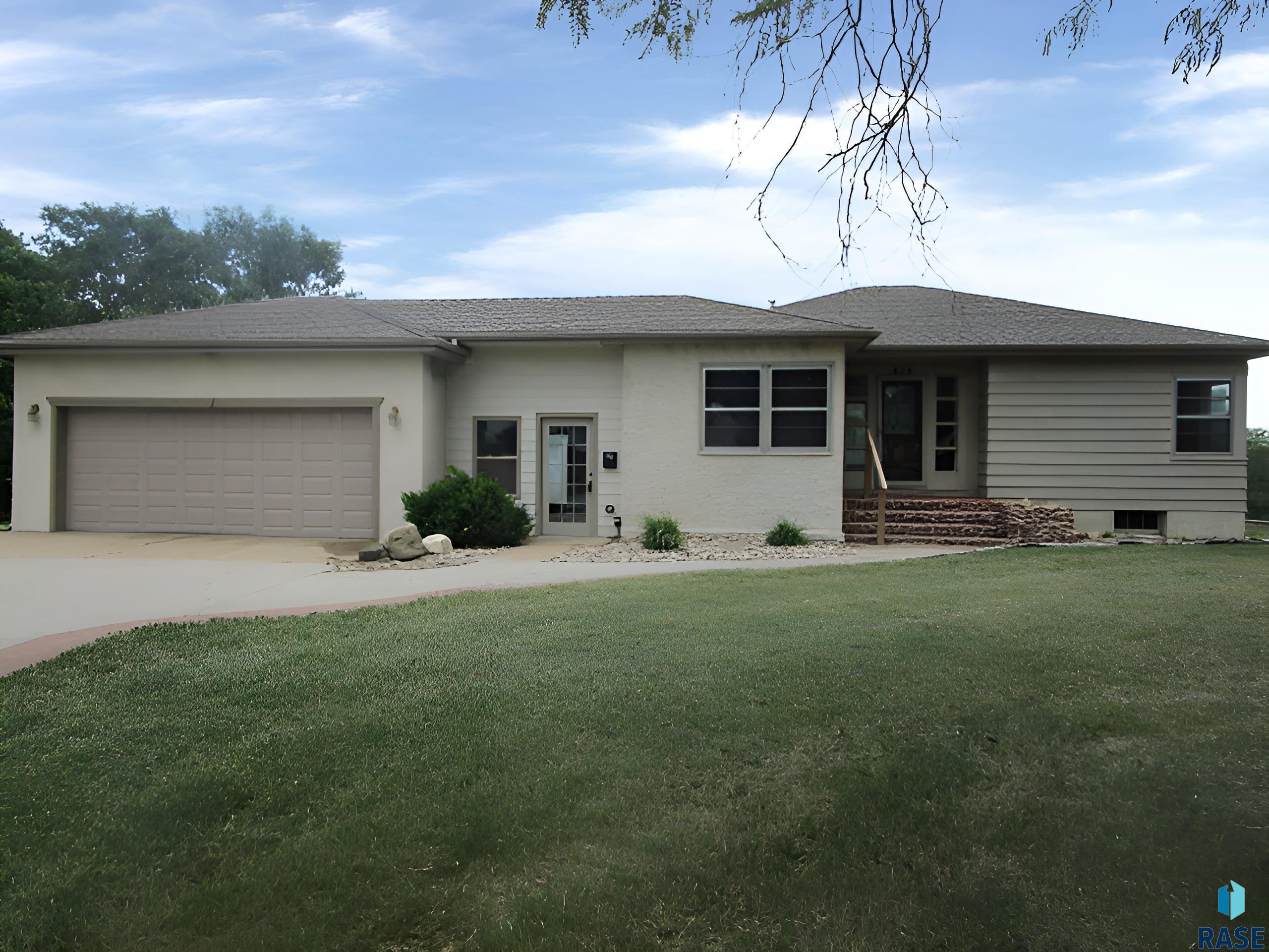 610 Maple St, Yankton
