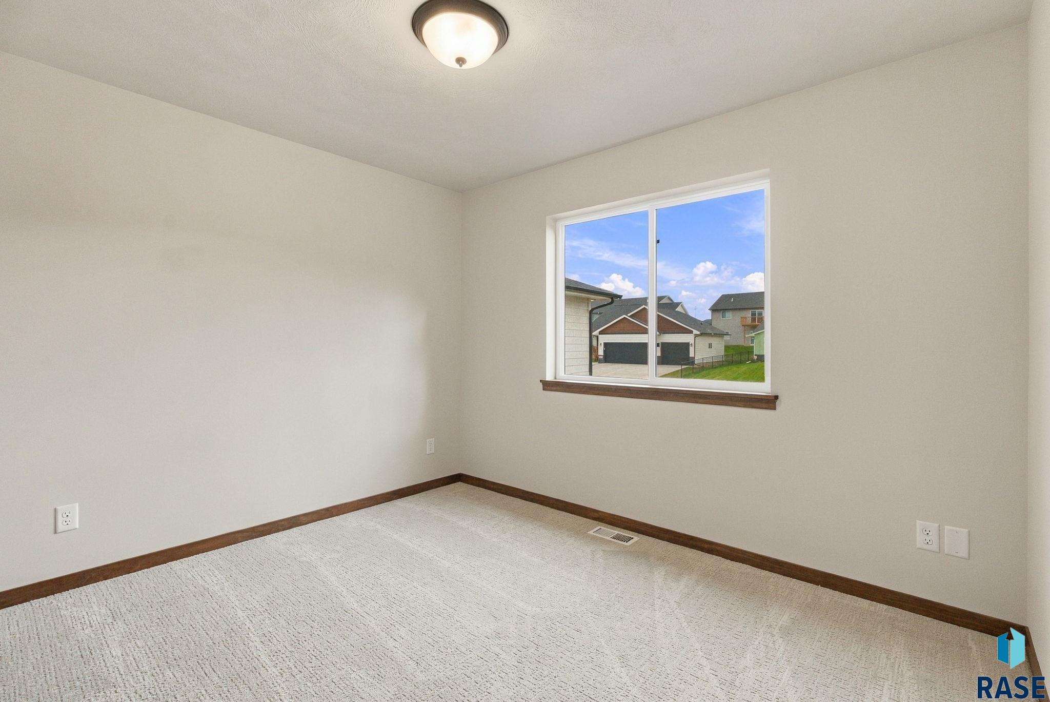 1709 Concord Dr, Sioux Falls