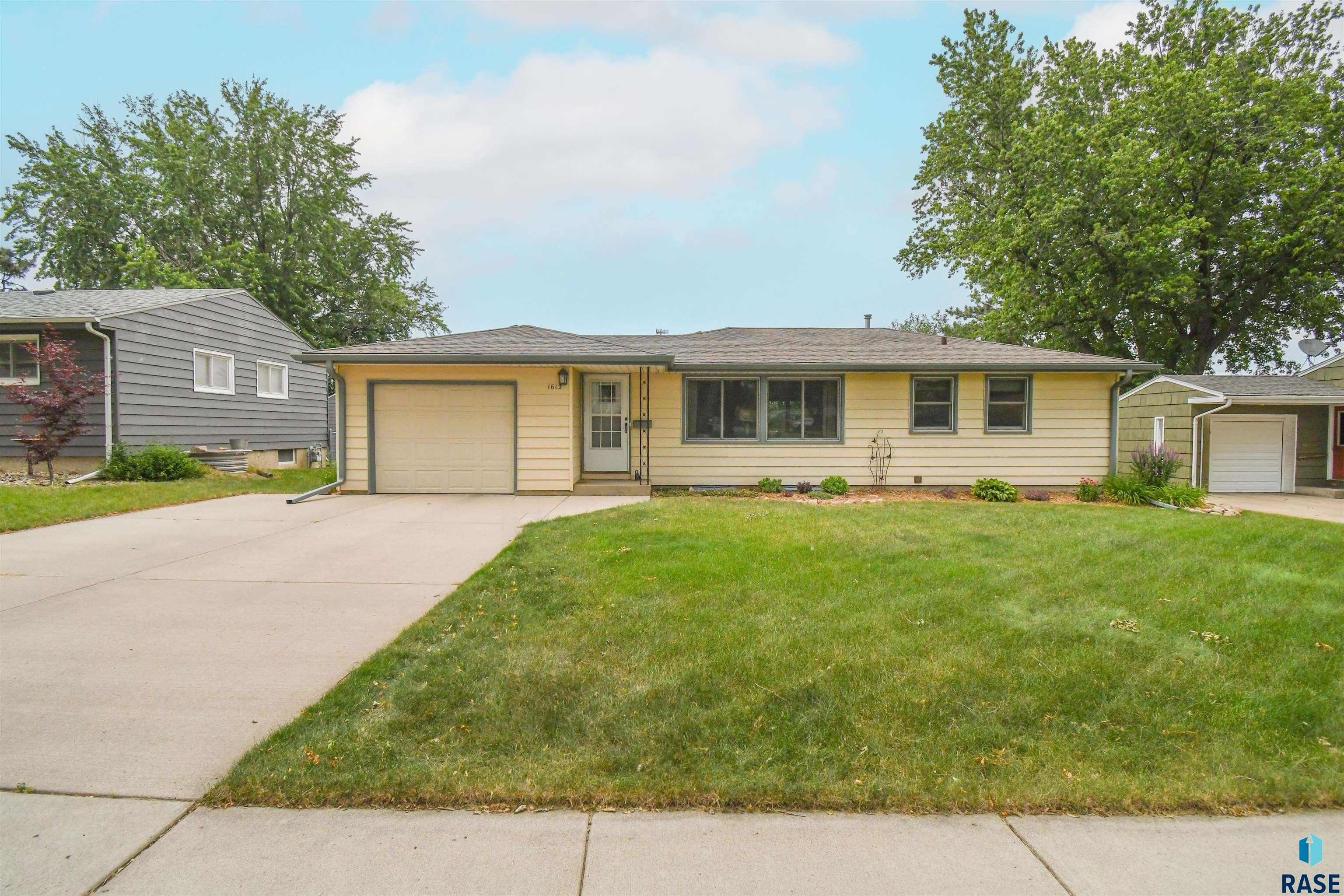1612 E 19th St, Sioux Falls