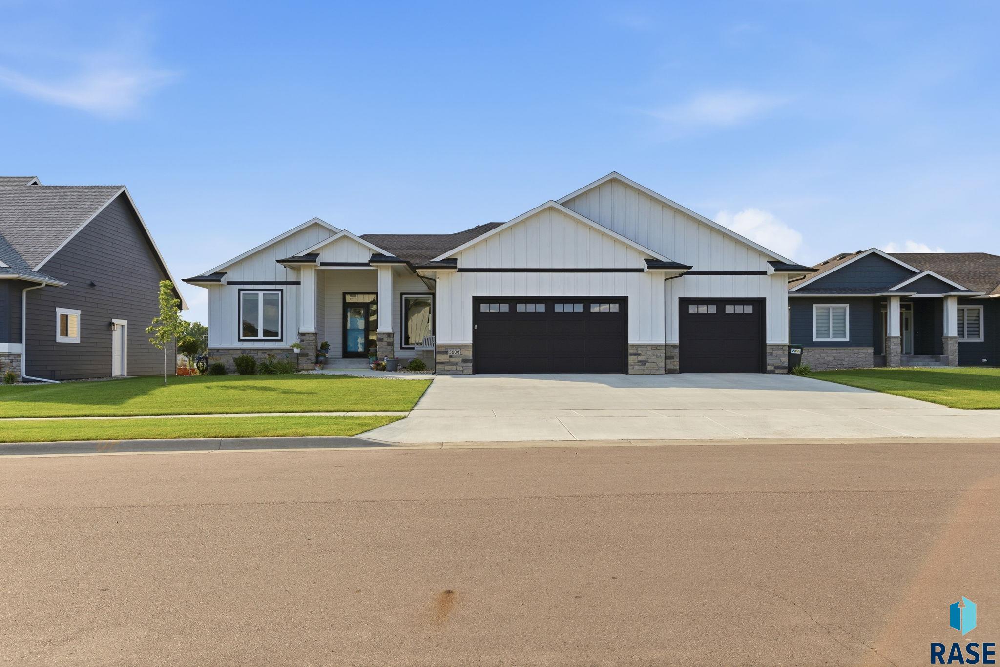 5600 E Daybreak Cir, Sioux Falls