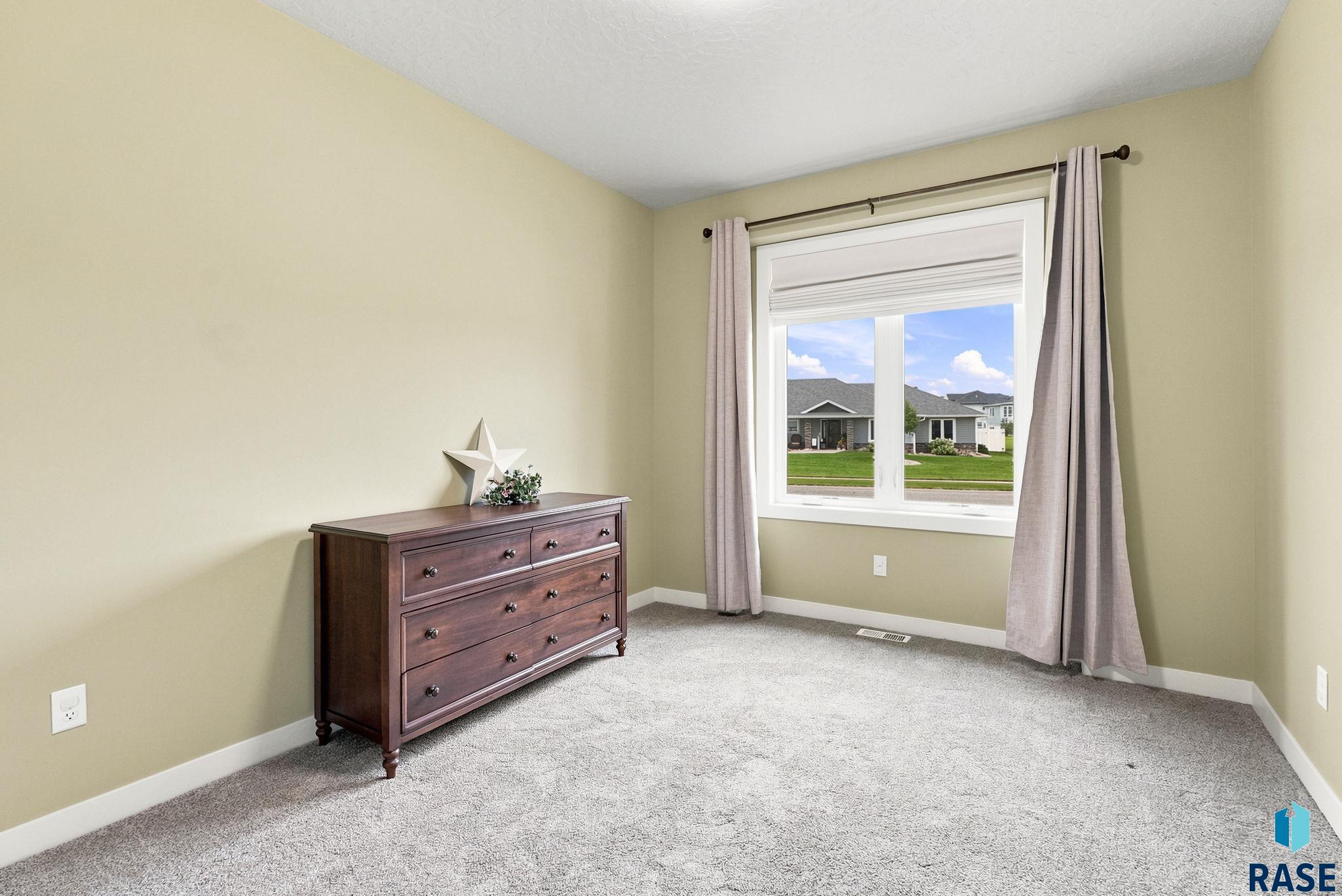 4220 Astoria Dr, Sioux Falls