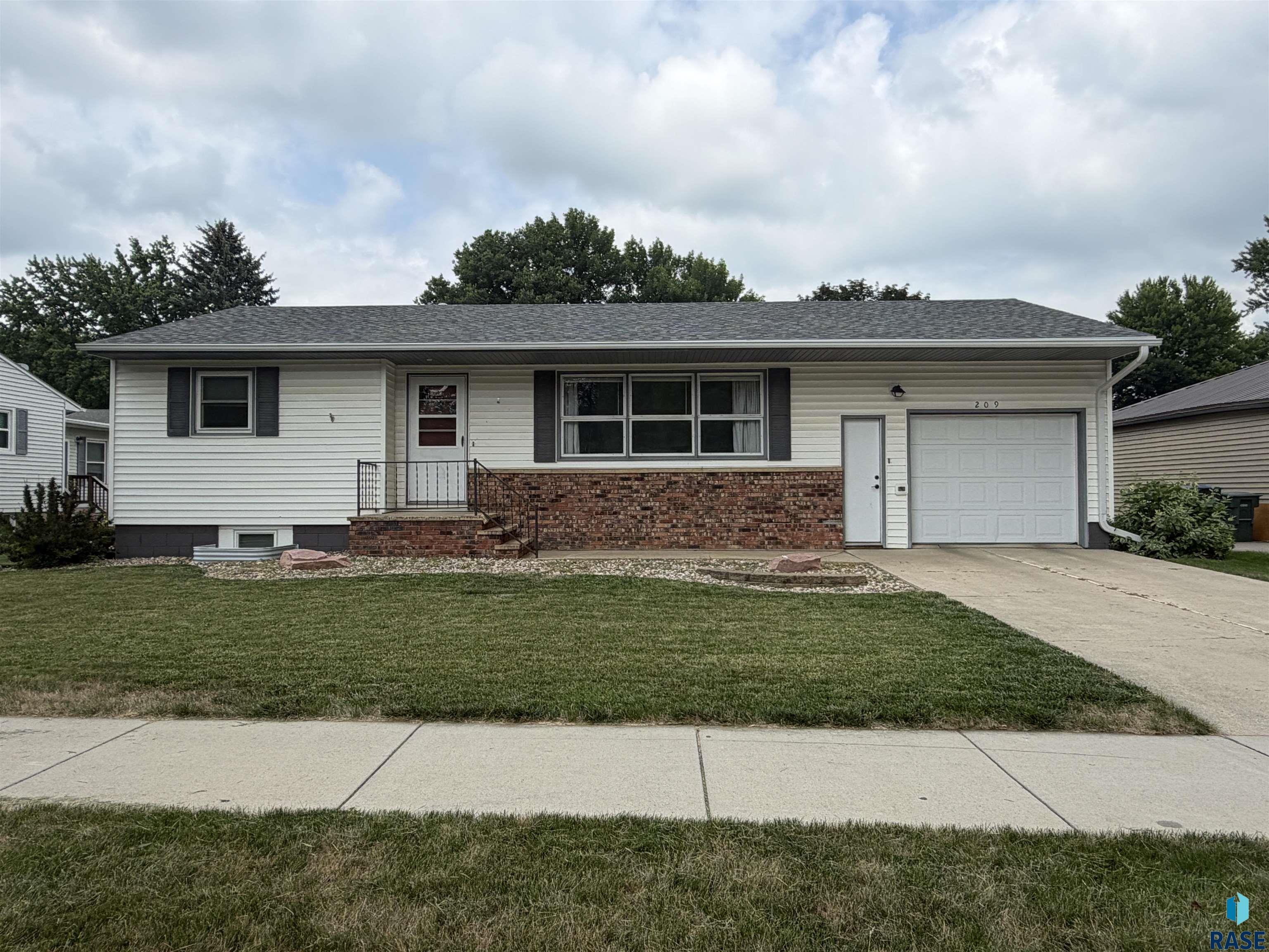 209 E Barck Ave, Luverne