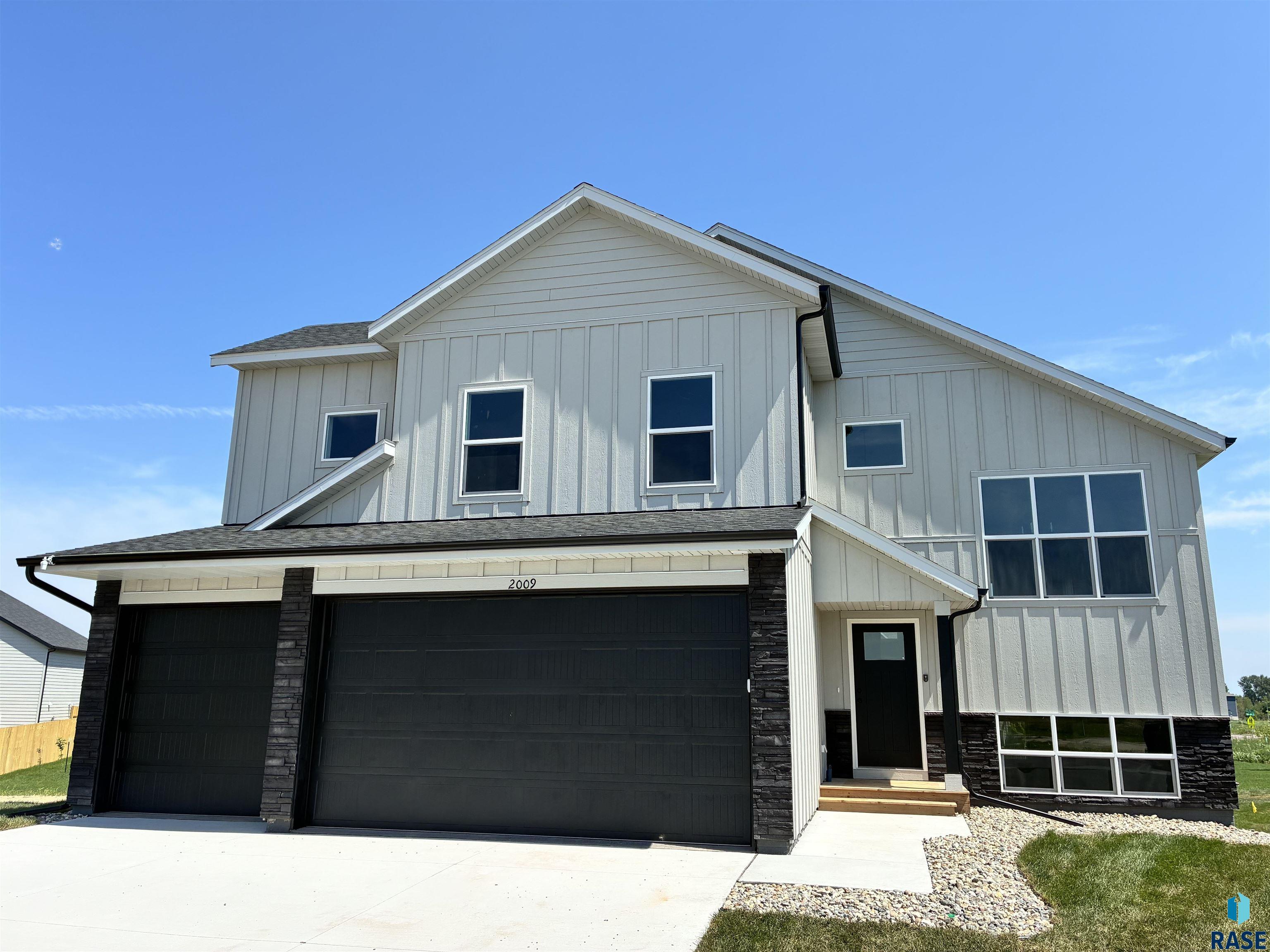 2009 N Goldberg Cir, Sioux Falls