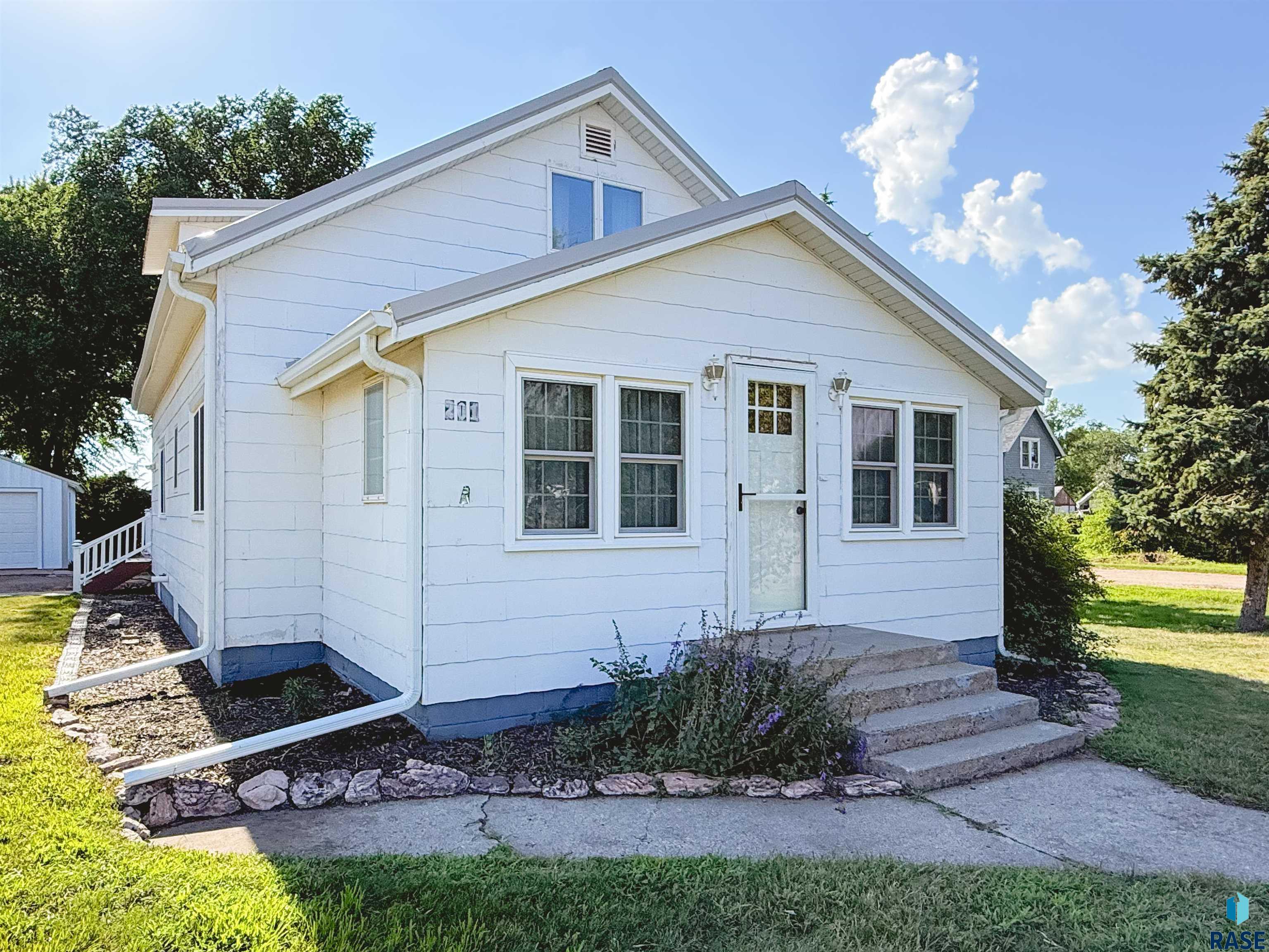 201 S Section Line St, Howard
